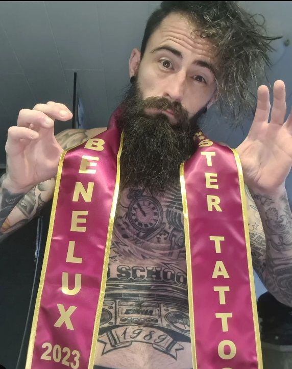 Vlaamse hiphopper Niels (33) kroont zich tot 'Mister Tattoo Benelux': "Ooit weggestuurd op eerste werkdag"