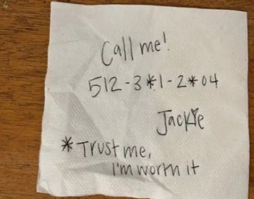 Vrouw geeft man in bar (opzettelijk) slechts een deel van haar nummer en dan begint een helse zoektocht