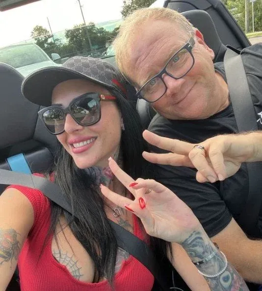 Leila is getrouwd met de 25 jaar oudere miljonair Bruce: "Hij is een hengst in bed!"
