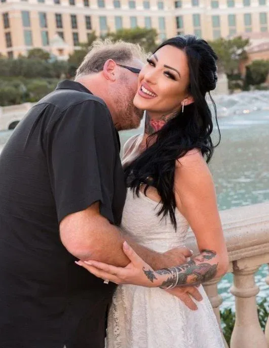 Leila is getrouwd met de 25 jaar oudere miljonair Bruce: "Hij is een hengst in bed!"