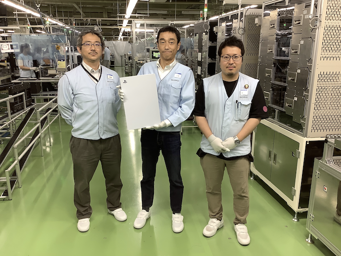 Interessante foto uit PS5-fabriek toont hoe gigantisch groot de PlayStation 5 eigenlijk is