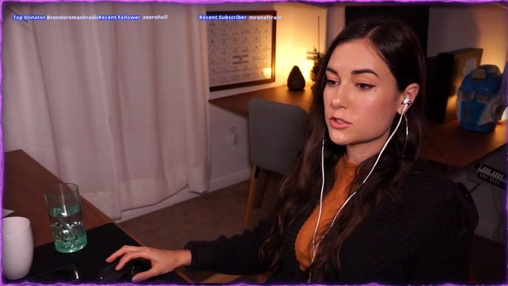 Gamer eist 25 miljoen dollar van Twitch omdat hij penis verwondde tijdens masturberen door deze 'te sexy dames'