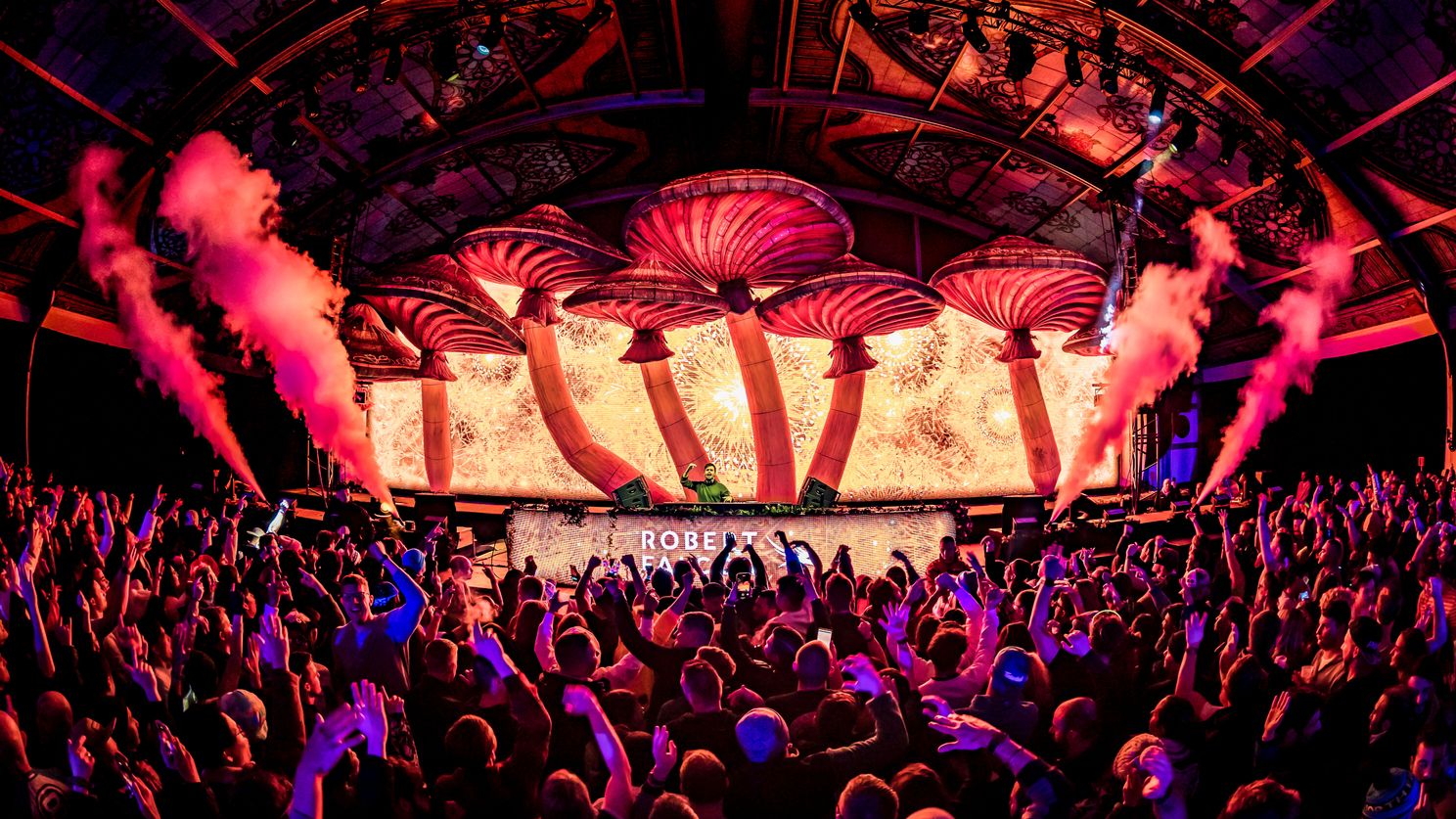 Dit zijn alle unieke en sprookjesachtige podia van Tomorrowland Winter (foto's)