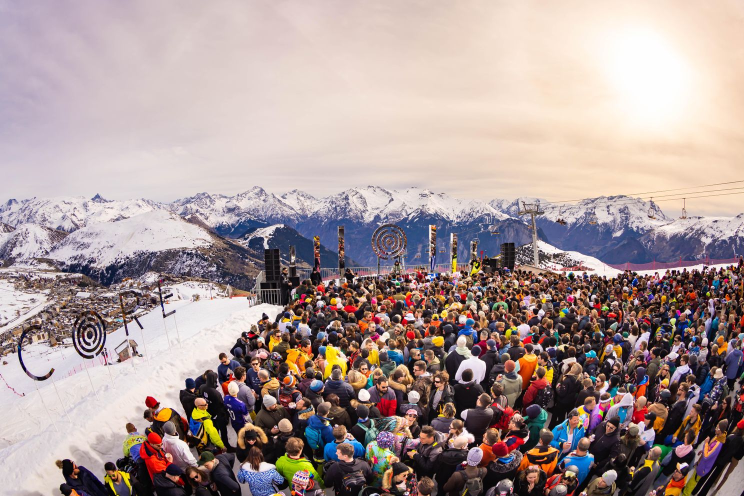 Dit zijn alle unieke en sprookjesachtige podia van Tomorrowland Winter (foto's)