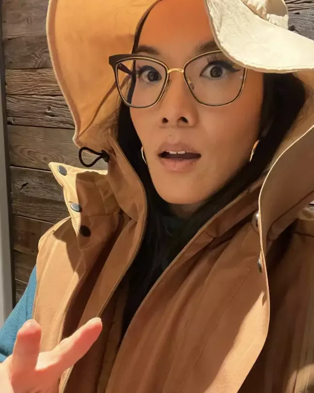 Beef-ster Ali Wong waarschuwt vrouwen voor micropenissen nadat ze 'in val trapt' tijdens date