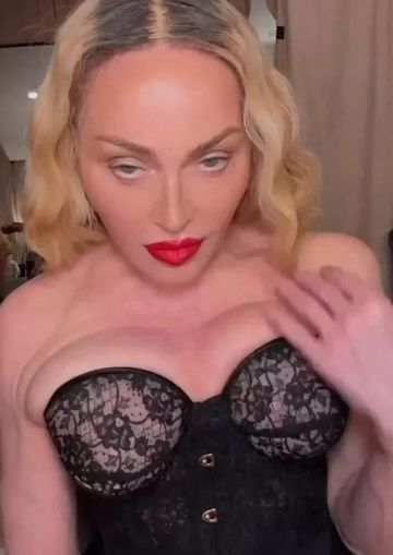 Madonna (64) doet weer wenkbrauwen fronsen als ze pronkt met decolleté in nauwsluitend korset