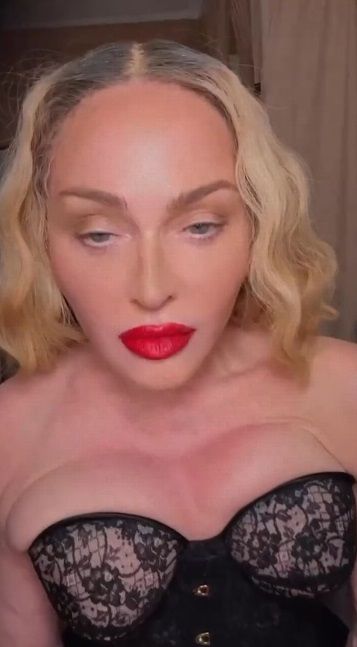 Madonna (64) doet weer wenkbrauwen fronsen als ze pronkt met decolleté in nauwsluitend korset