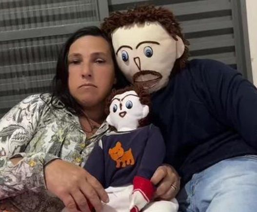 Echt gebeurd: vrouw trouwt met een pop, hij bedriegt haar en zij... snijdt zijn pretstok eraf