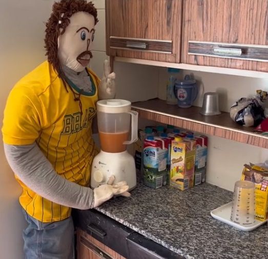 Echt gebeurd: vrouw trouwt met een pop, hij bedriegt haar en zij... snijdt zijn pretstok eraf