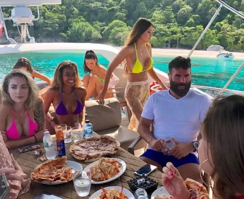 Vrouwenzot en groot expert Dan Bilzerian geeft advies over hoe je knappe babes kunt veroveren