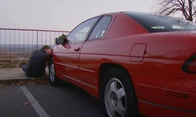 Man die relatie had met auto is 'weduwnaar' na perte totale: "Ik maakte er een bed van"