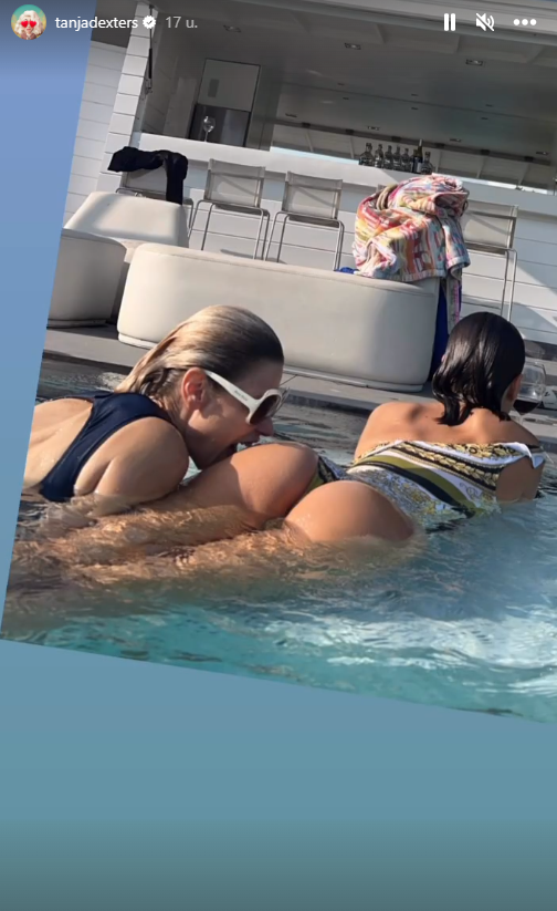 Lekker! Tanja Dexters neemt een hapje uit de bips van een andere dame (foto's)