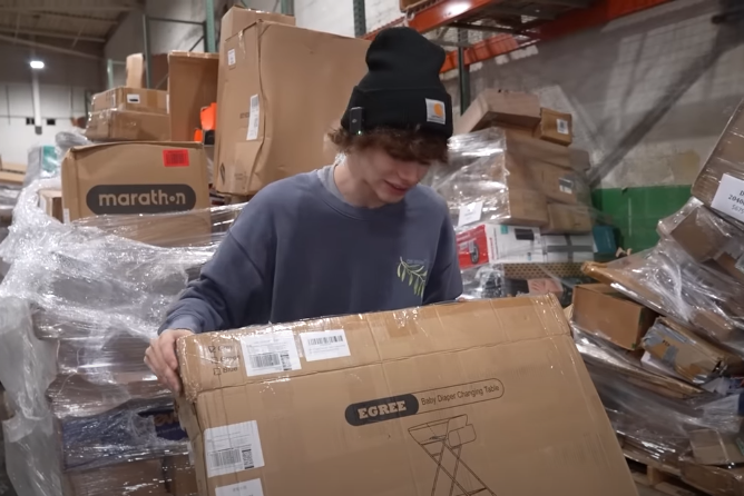 YouTuber koopt (geheim) Amazon-retourpallet voor 640 euro en wint de jackpot