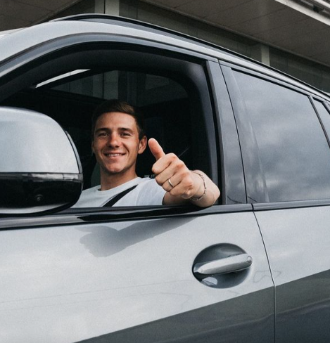 Remco en Oumi tonen trots hun nieuwe bolide: "Vertrekken met een grote glimlach!"