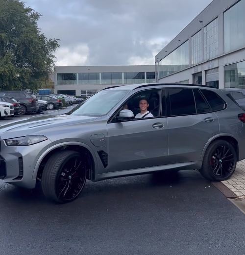 Remco en Oumi tonen trots hun nieuwe bolide: "Vertrekken met een grote glimlach!"