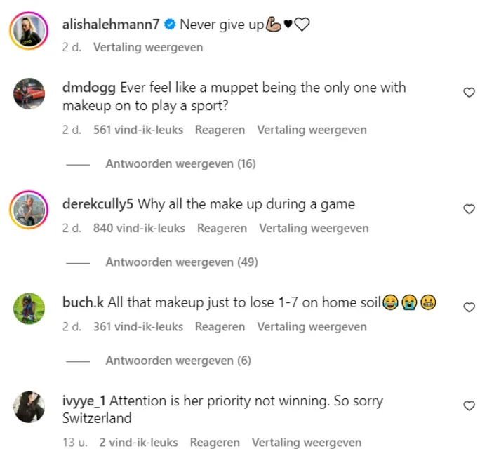 'Knapste voetbalster ter wereld' krijgt bakken kritiek na 1-7 verlies en... make-up tijdens de match