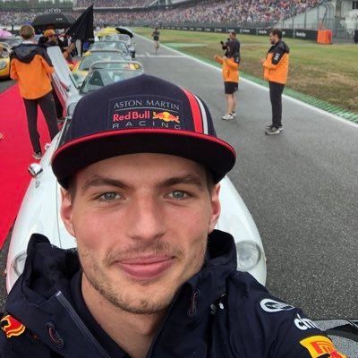 Strontzatte Max Verstappen geeft vol gas, niet in een F1-wagen maar in een discotheek