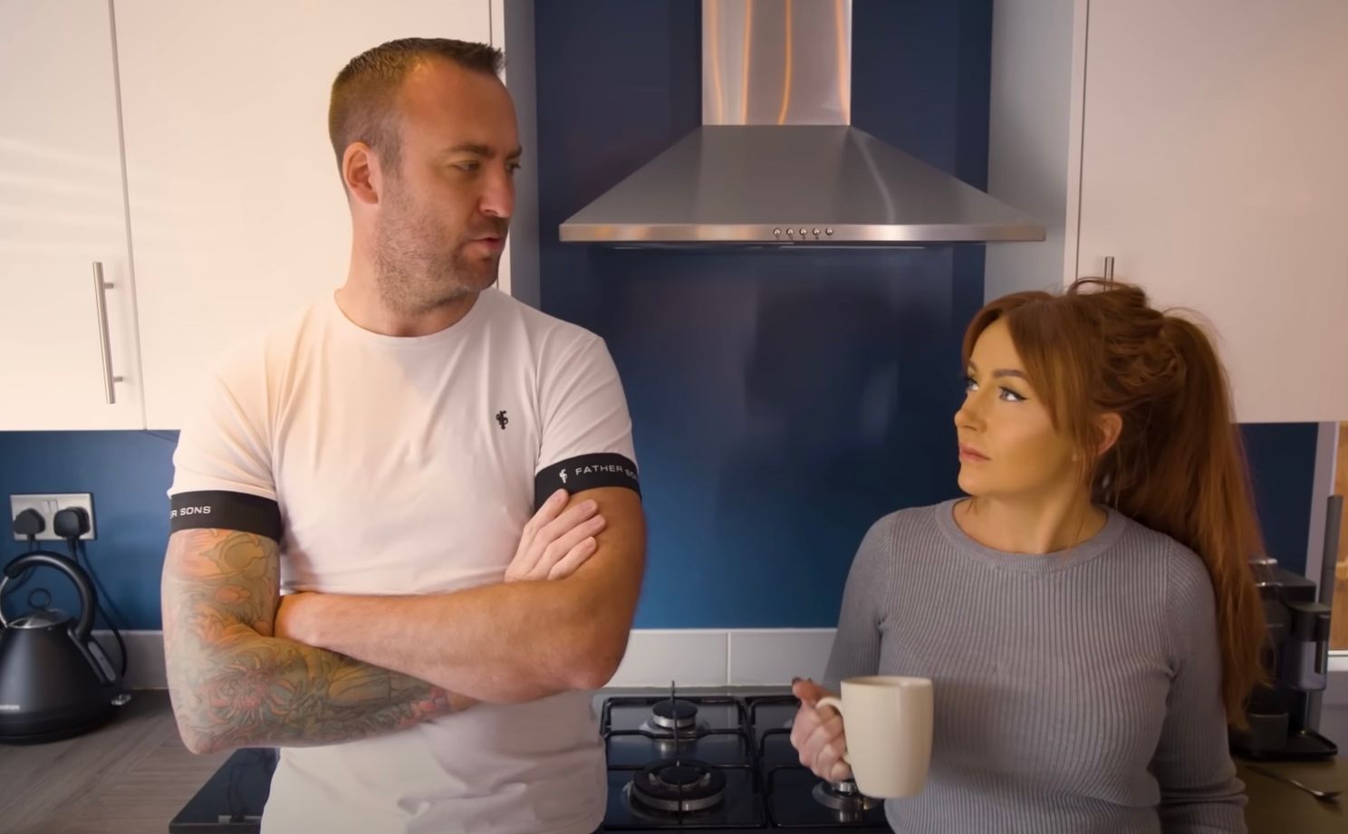 Matthias vertelt hoe hij vriendin Zoë met andere mannen in bed laat