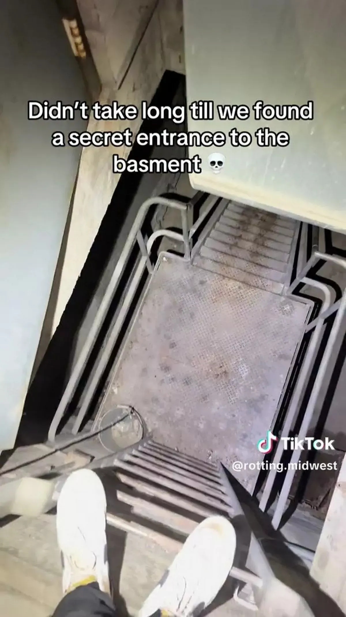 Urban explorer ontdekt 'creepy' netwerk van tunnels onder winkelcentrum: "Ik was echt bang!"