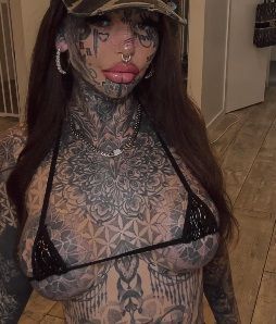 'Pikant' tattoo-model Amber, die nu 600 tattoos heeft, toont hoe ze eruitzag zonder inkt (foto's)