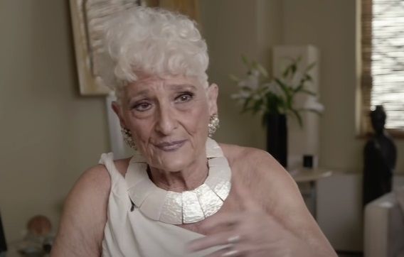 86-jarige oma zoekt een toyboy op Tinder: "Veel jonge vrouwen kunnen niet aan mij tippen!"