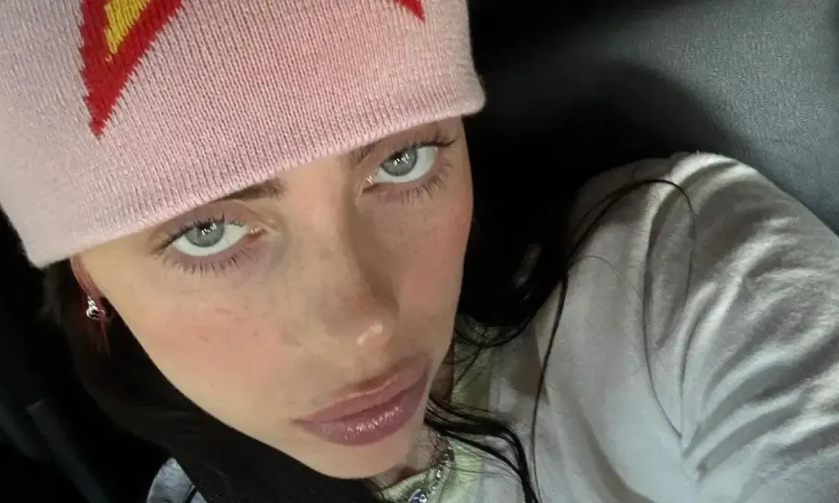 Billie Eilish onthult de pikante dingen die ze doet voor de spiegel en waar ze haar tong het liefst steekt