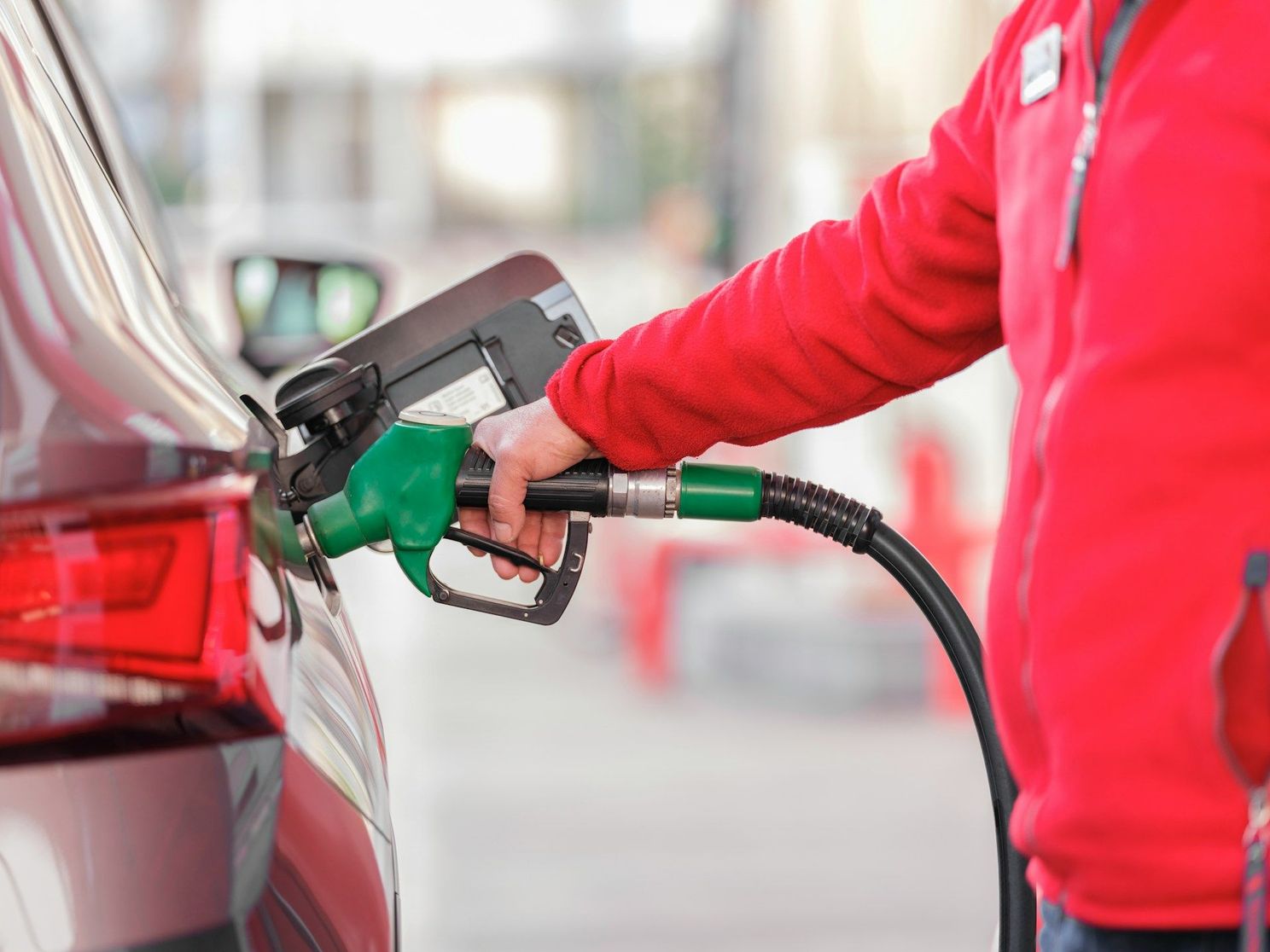 Is een elektrische wagen opladen duurder of goedkoper dan rijden met benzine?