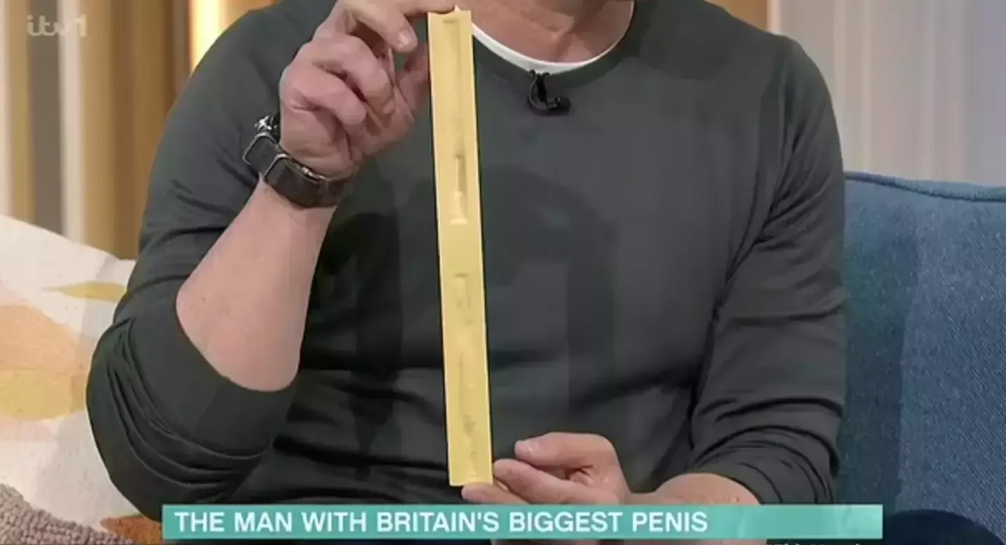 Man met de grootste pretstok van Groot-Brittannië  onthult hoe zwaar het leven voor hem is