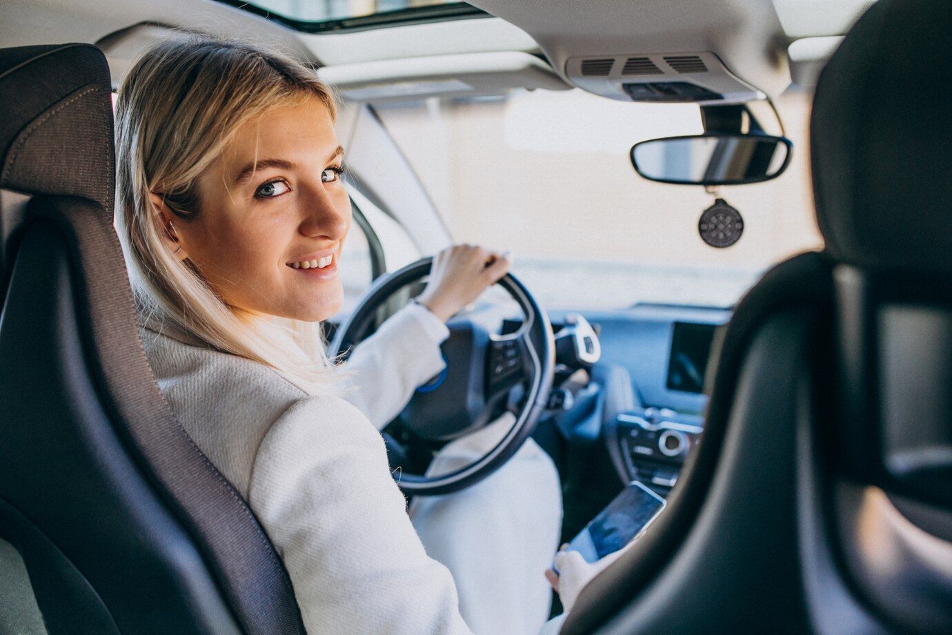 Wie kan nu het beste autorijden, mannen of vrouwen? Onderzoek biedt (deels) een antwoord
