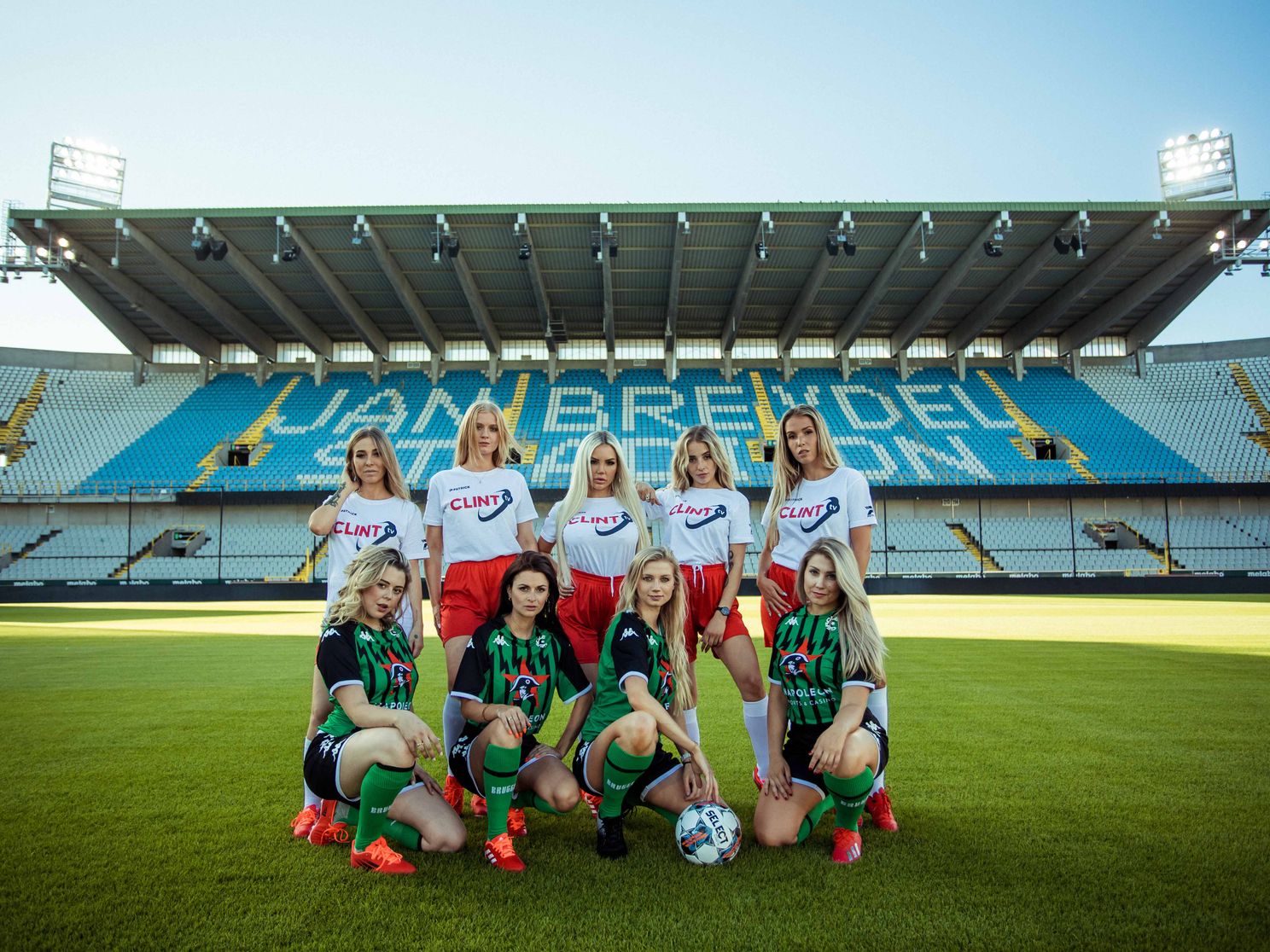 Ter ere van de Club Brugge-titel: de legendarische voetbal-babes shoot in het Jan Breydelstadion (foto's)