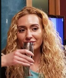 Model met 's werelds grootste wangen deelt foto van hoe ze eruitzag vóór plastische chirurgie