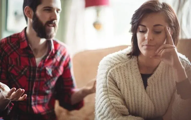 5 tekenen dat je partner misschien vreemdgaat, zoals een 'koelkast' in de slaapkamer