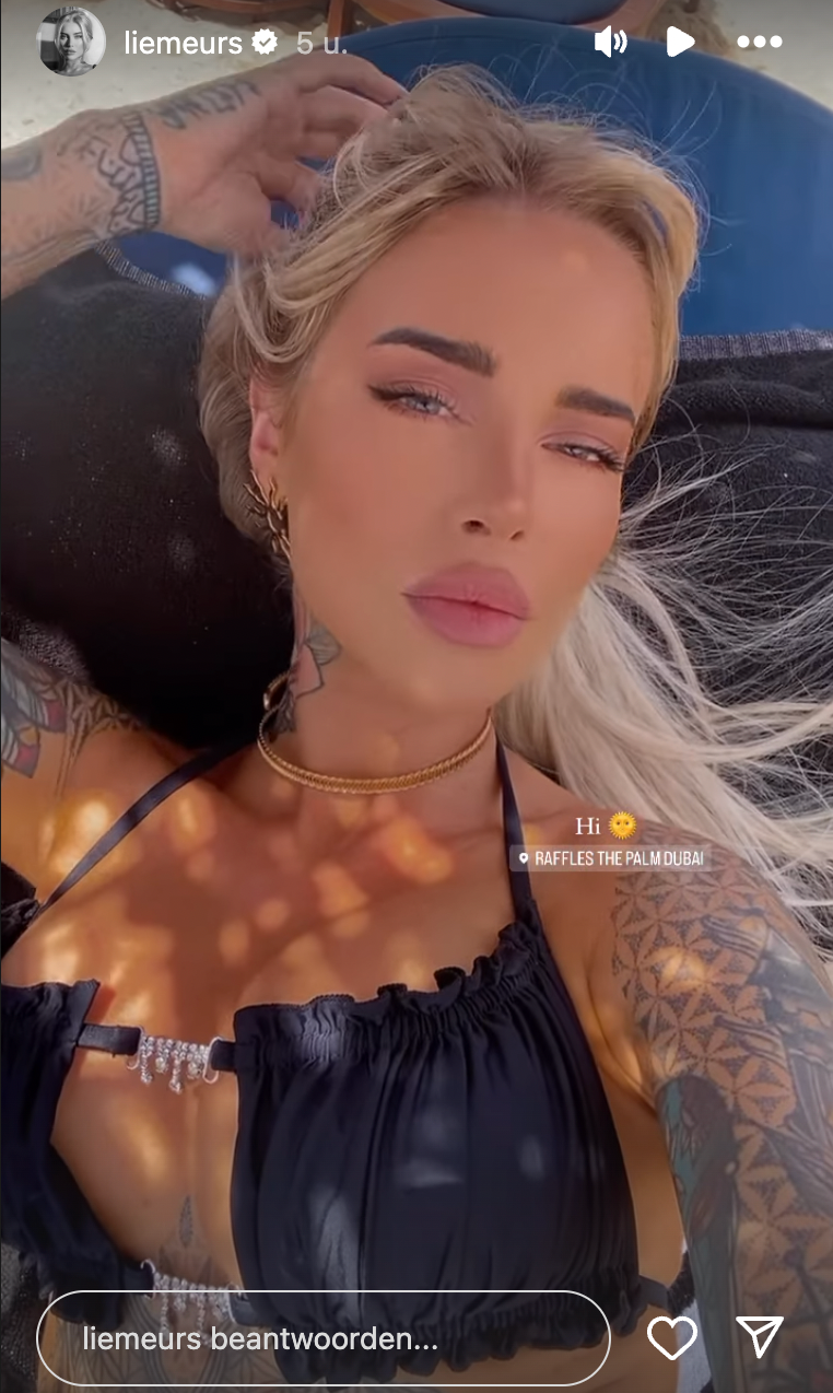 Vlaamse lingeriebabe Lie Meurs (en vriendin van Gers Pardoel) zit in Dubai en dan kunnen bikini's niet ontbreken