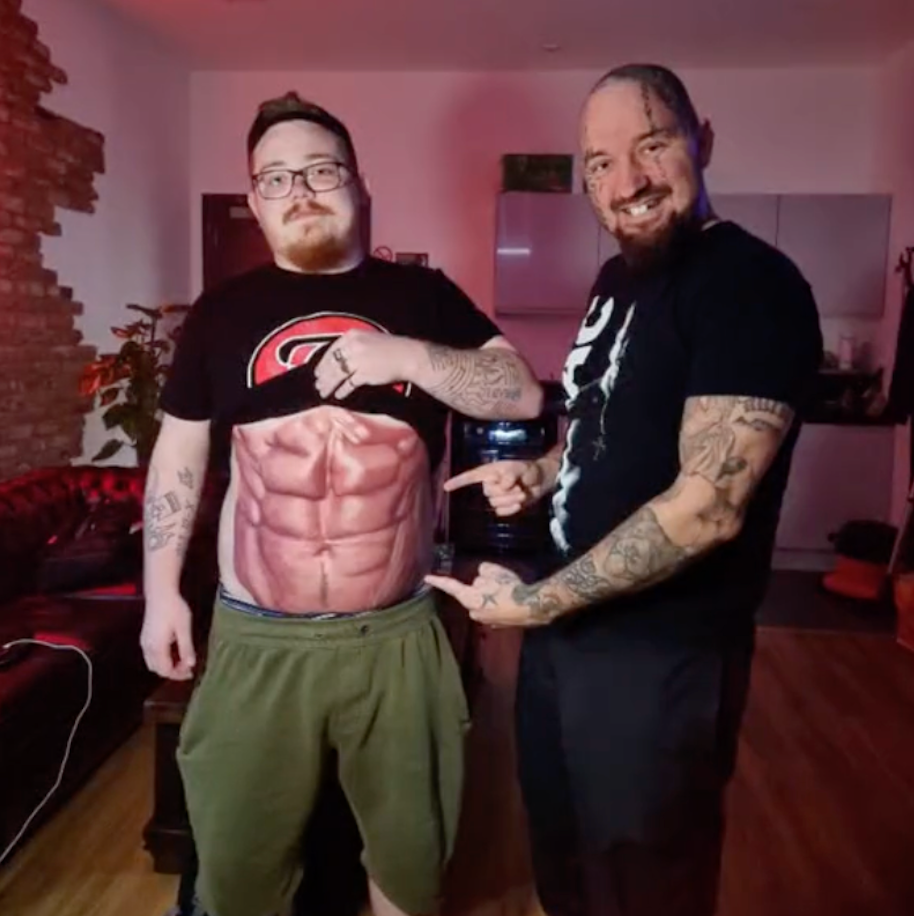 Held heeft echt geen zin in sporten en laat ‘summer body’ dan maar op zijn buik tatoeëren