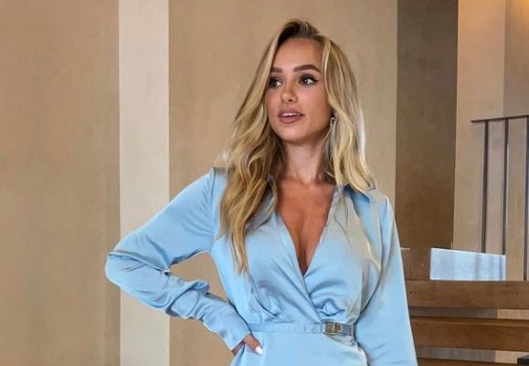 Amy Sonck zoekt iemand die naar Tomorrowland wil gaan en probeert je te overtuigen in bikini (foto's)