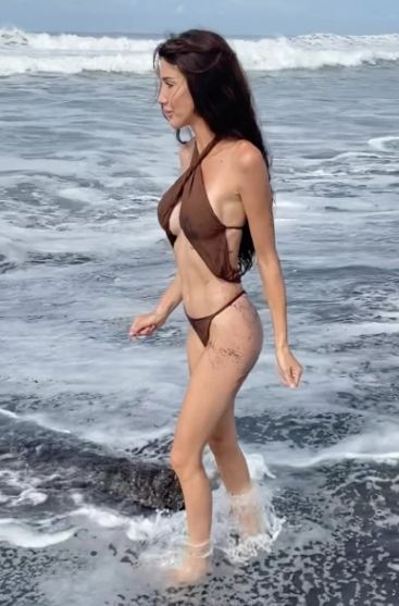 'Knapste dief ter wereld' gooit nog eens al haar bikinitroeven op tafel (foto's)