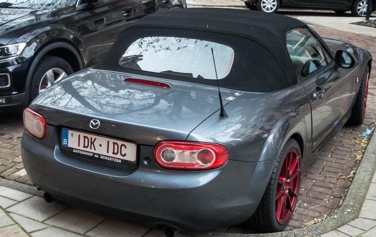 De bijzondere nummerplaat van deze Vlaming zegt alles: hij is iemand die zich niet snel druk maakt!