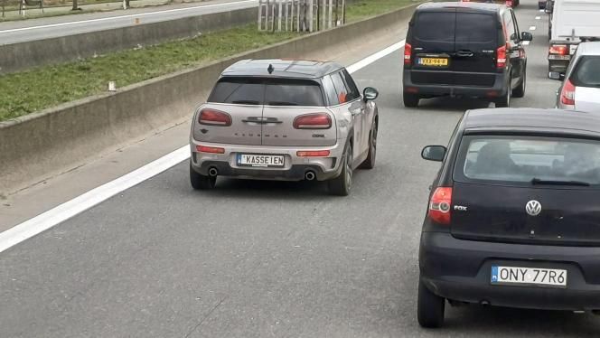 Vlaamse chauffeur pakt uit met wel heel bijzondere nummerplaat: "Ode aan onze goede wegen!"