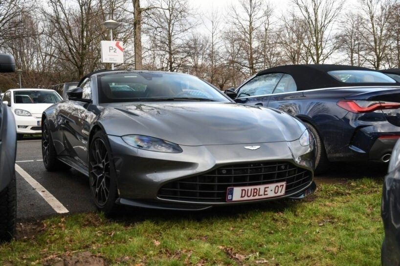 Vlaamse Aston Martin-eigenaar mikpunt van spot met 'speciale' nummerplaat: "Je maakt James Bond niet blij!"