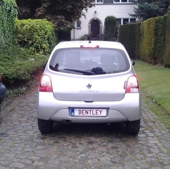 De speciale nummerplaat van deze Vlaamse Twingo-eigenaar verdeelt het internet: "Duidelijk geval van grootheidswaanzin!"