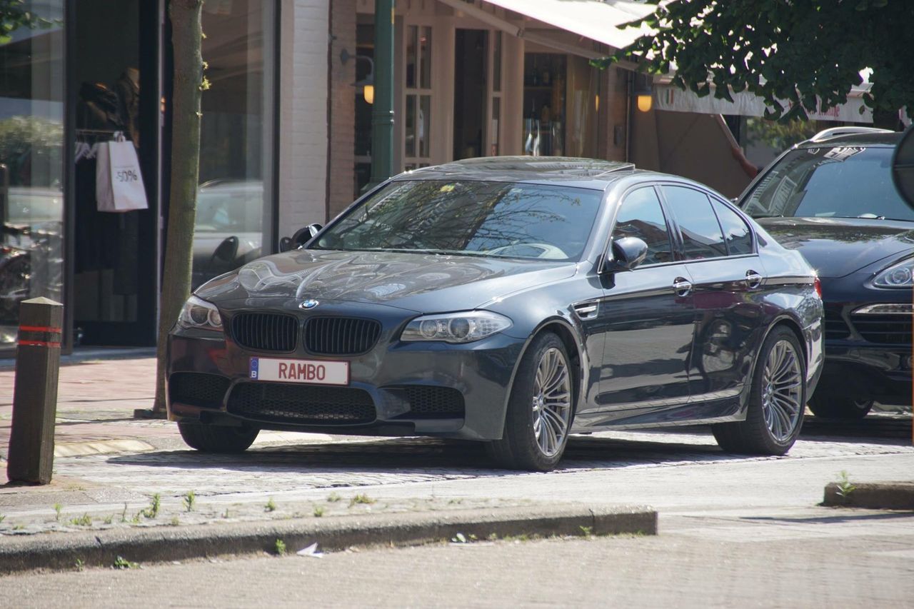 Vlaamse chauffeur heeft zijn BMW voorzien van 'gevaarlijke' nummerplaat: "Da's wel uitpakken..."