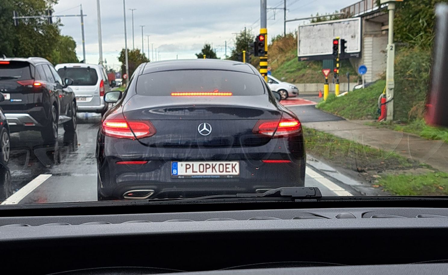 Vlaamse Mercedes-chauffeur zijn nummerplaat zorgt voor gelach: "Dat moet Gert Verhulst zijn"