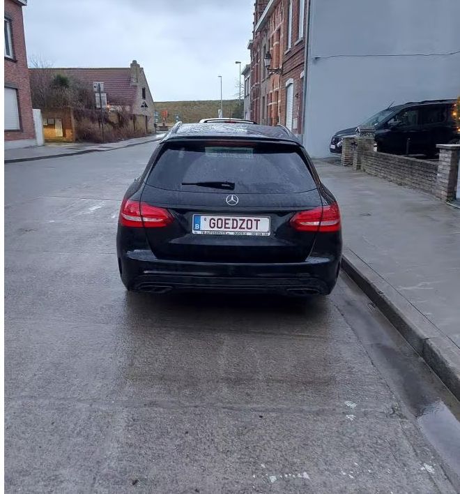 Nummerplaat van Vlaamse Mercedes-chauffeur zorgt voor hilariteit: "Mag er enkel zondag mee rijden"