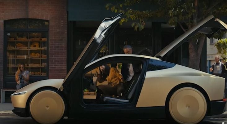 Elon Musk stelt de langverwachte 'Robotaxi' van Tesla voor: "Met autonomie krijg je jouw leven terug"