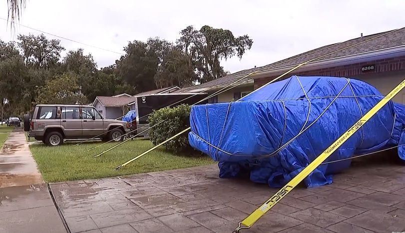 Man die zijn huis vastsnoerde tijdens orkaan Milton, laat de riemen nog zitten. En hij heeft daar een goede reden voor...