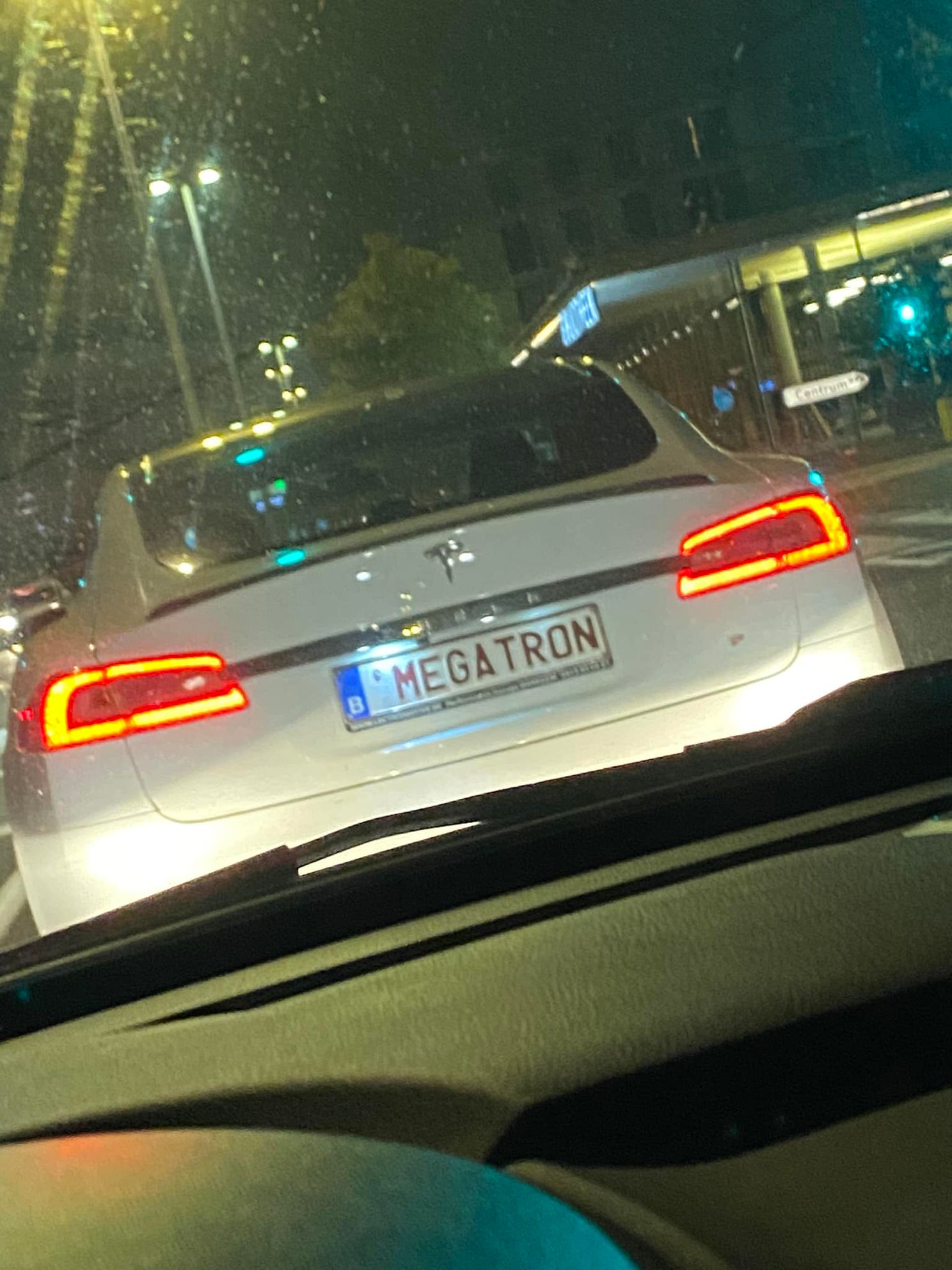 Vlaamse Tesla-eigenaar toont met nummerplaat dat hij denkt koning van de weg te zijn