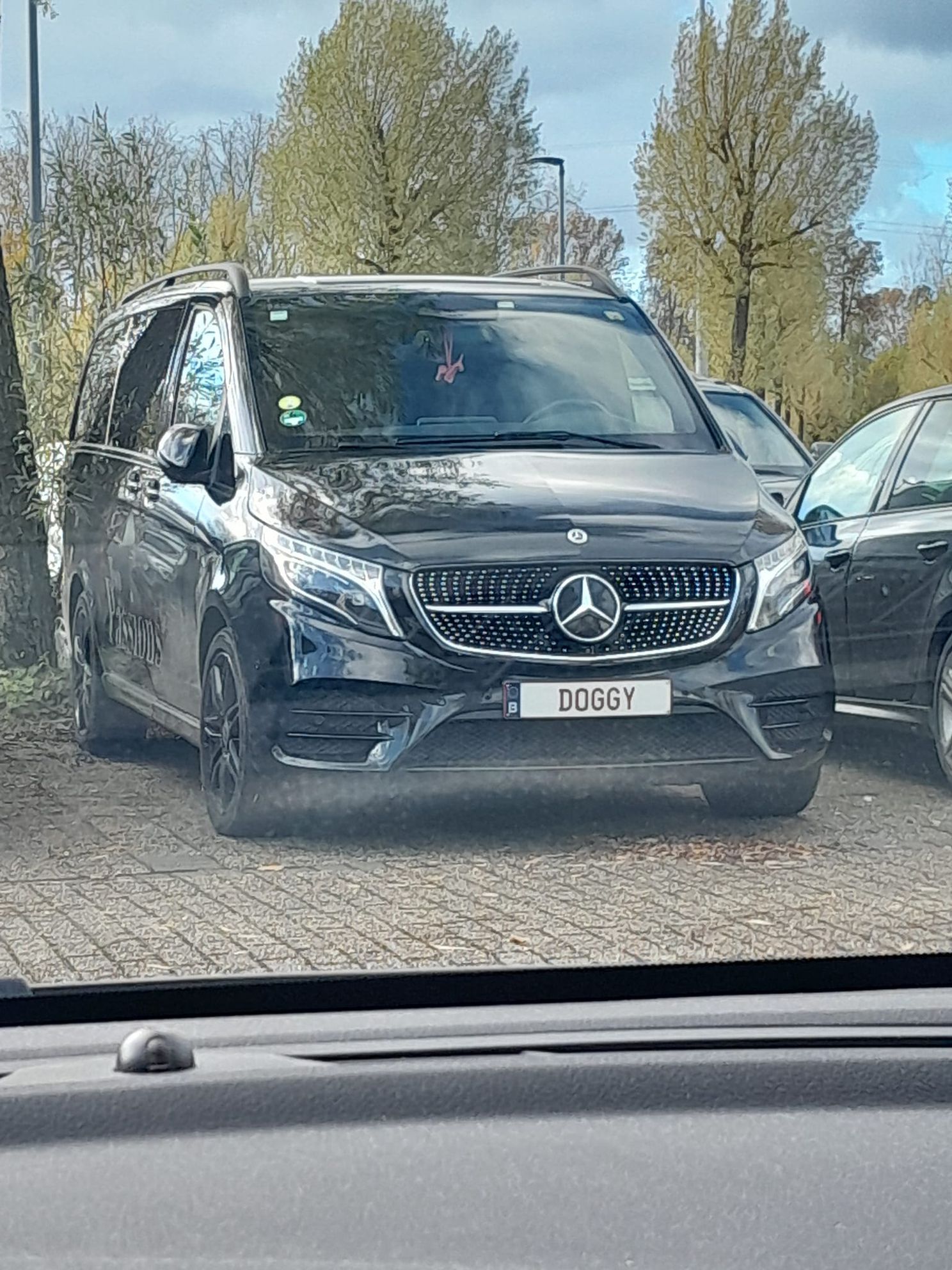 Vlaming met Mercedes heeft speciale nummerplaat die mensen doet nadenken: "Dit kan twee kanten op..."