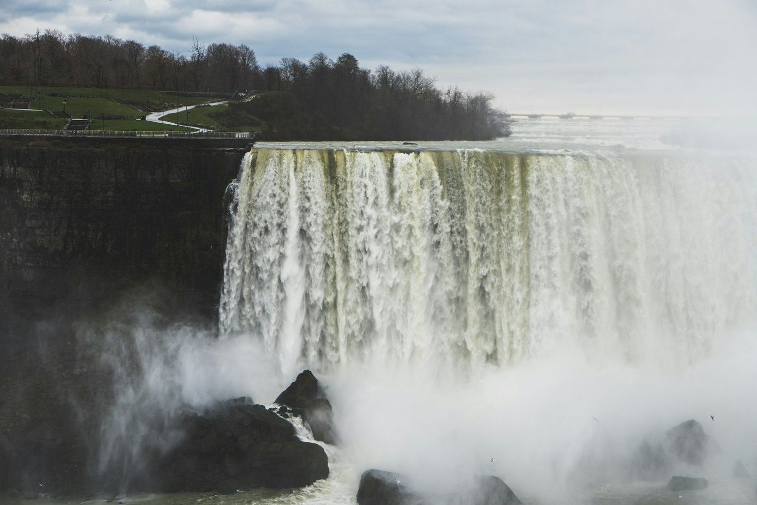 Ingenieurs legden de waterstroom bij Niagara Falls volledig stil en deden een gruwelijke ontdekking