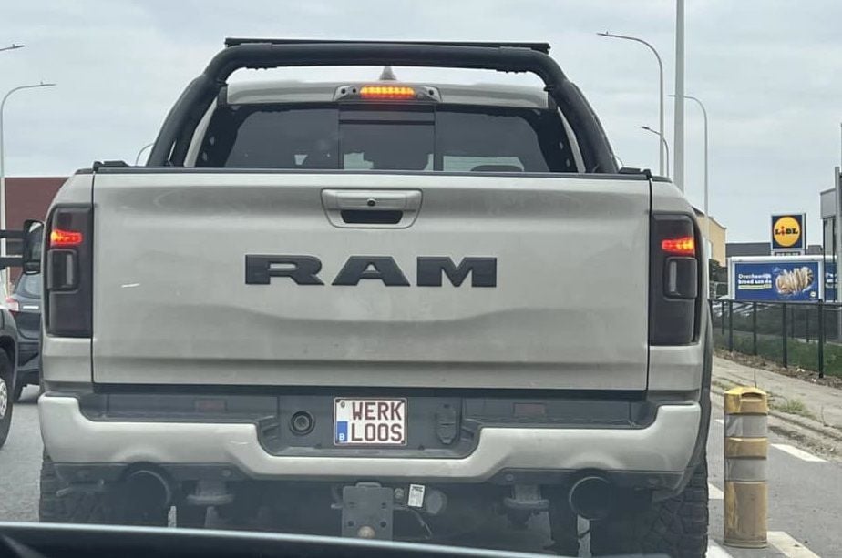 Vlaming met RAM toont met zijn nummerplaat wat hij de ganse dag doet: "Die is op weg naar de VDAB!"