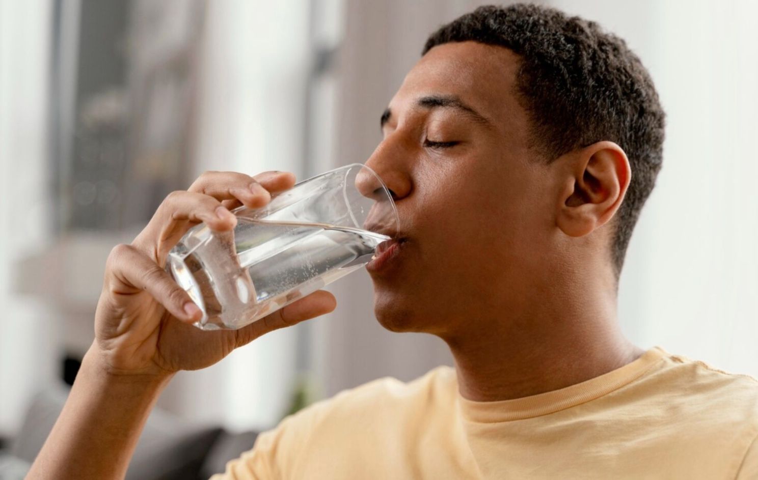 Hoeveel helpt water drinken nu eigenlijk echt als je gewicht wil verliezen? Meer dan je denkt